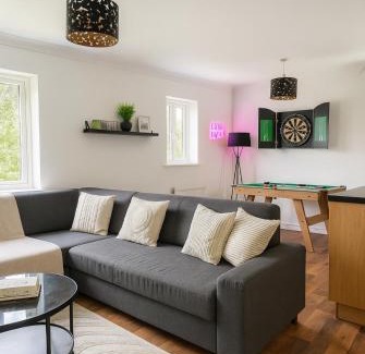 Trafford Apartment | 2 Bed Flat, Altricham , Pets Welcome, Private Parking, Netflix, Sleeps 6
