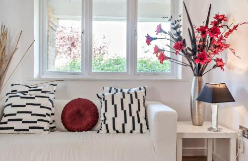 Woolwich Apartment | 2 Bed Flat, Dedicated workspace, Parking, 4KTV