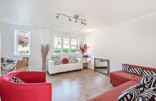 Woolwich Apartment | 2 Bed Flat, Dedicated workspace, Parking, 4KTV