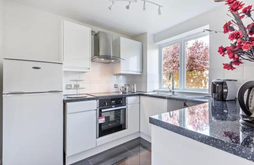 Woolwich Apartment | 2 Bed Flat, Dedicated workspace, Parking, 4KTV