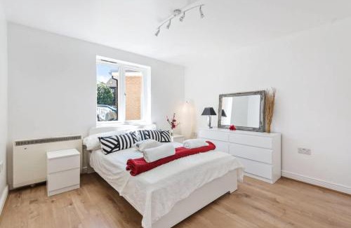 Woolwich Apartment | 2 Bed Flat, Dedicated workspace, Parking, 4KTV