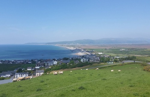 Borth Apartment | 2 Bed Flat in Borth near the sea. Views over the Cambrian Mountains.
