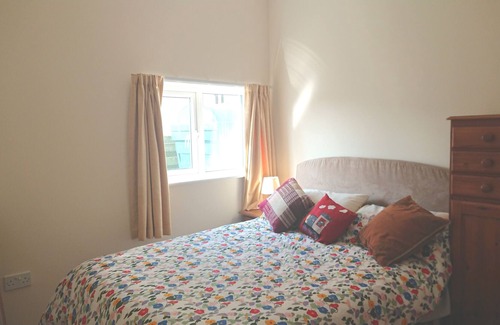 Borth Apartment | 2 Bed Flat in Borth near the sea. Views over the Cambrian Mountains.