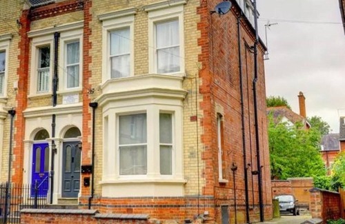 Welford Apartment | 2 Bed Flat - Sleeps 5 - Pets - Parking - Wifi