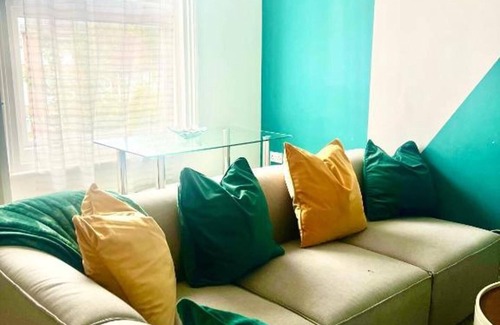 Welford Apartment | 2 Bed Flat - Sleeps 5 - Pets - Parking - Wifi