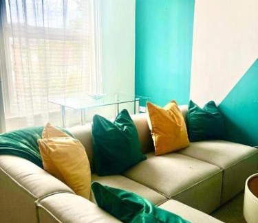 Welford Apartment | 2 Bed Flat - Sleeps 5 - Pets - Parking - Wifi