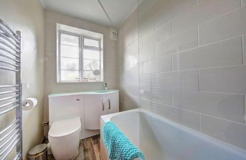 Hampton Wick Apartment | 2 bed flat - SW London with parking