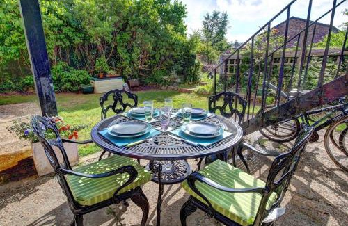 Hampton Wick Apartment | 2 bed flat - SW London with parking