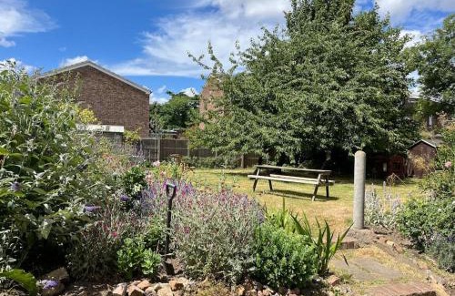 Hampton Wick Apartment | 2 bed flat - SW London with parking