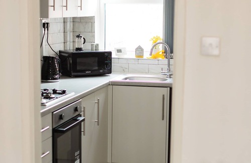 Widnes House | 2 Bed Home near Airport with 6 Separate Beds, Parking, Netflix and a garden.