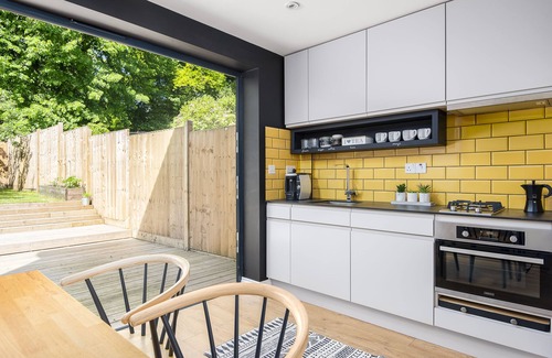 Bracknell House | 2 bed House Close to Town Centre