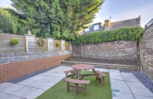 Hanham House | 2 Bed House, Family Friendly With Garden