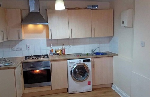 Newham Apartment | 2 Bed House - house 2 people ,with central Links