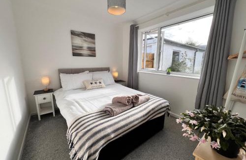 Pentraeth House | 2 Bed House - Sleeps 4 - Pets - Garden - Parking