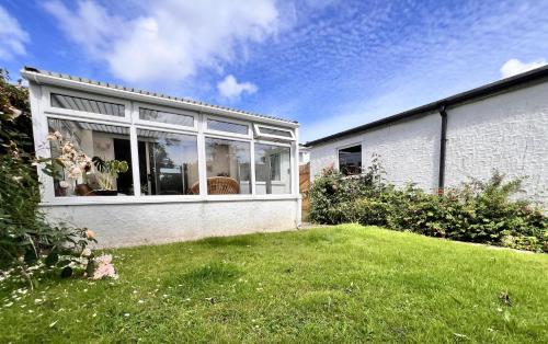 Pentraeth House | 2 Bed House - Sleeps 4 - Pets - Garden - Parking
