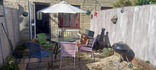 South Leigh House | 2 Bed House - Sleeps 4 - Pets - Garden - Parking