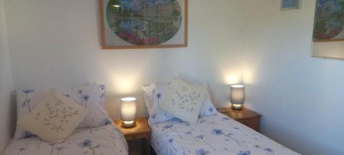 South Leigh House | 2 Bed House - Sleeps 4 - Pets - Garden - Parking