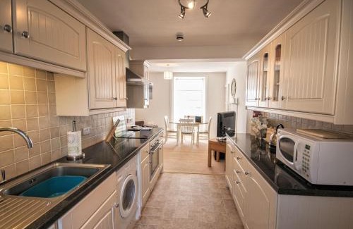 Aberdovey House | 2 Bed in Aberdovey DY004