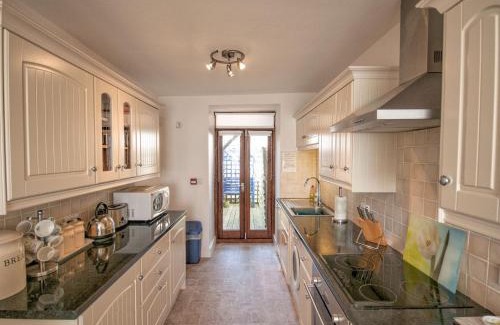 Aberdovey House | 2 Bed in Aberdovey DY004