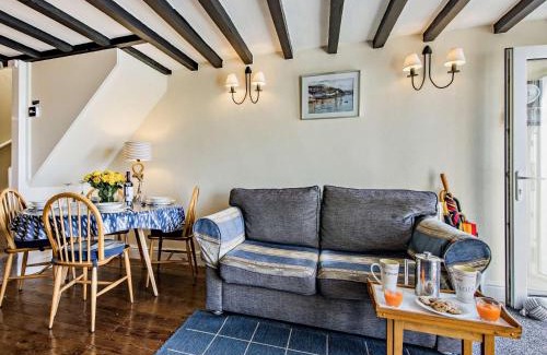 Aberdovey House | 2 Bed in Aberdovey DY011