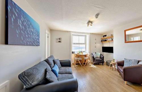 Aberdovey Apartment | 2 Bed in Aberdovey DY044