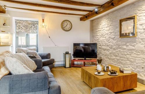 Brecon House | 2 Bed in Brecon BN310