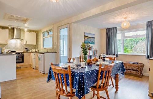 Axminster House | 2 Bed in Charmouth 50033