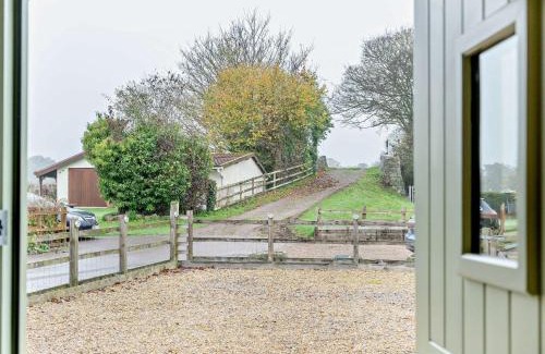 Pontypool House | 2 Bed in Croes-y-pant 58962
