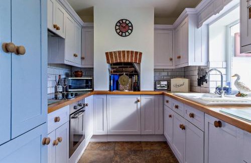 Fakenham House | 2 bed in Shereford KT156