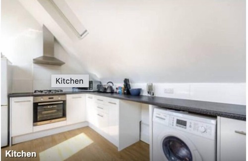 London Borough of Bromley Apartment | 2-Bed Loft Apartment for 5ppl with private parking