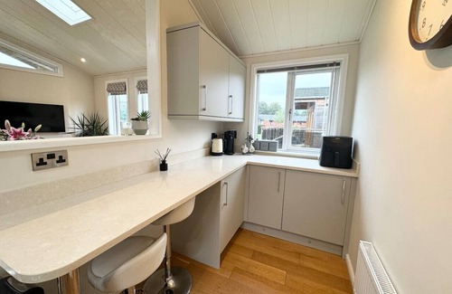 Maidenhead Cabin | 2 Bed Log Cabin w/River Views perfect for Retreat