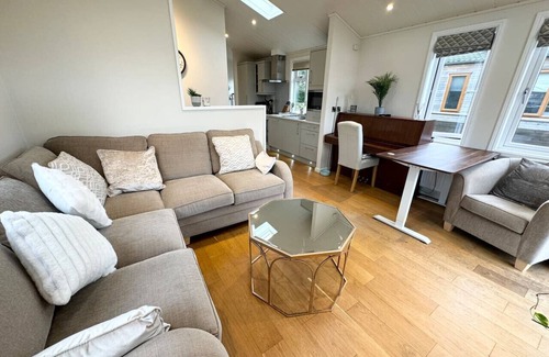 Maidenhead Cabin | 2 Bed Log Cabin w/River Views perfect for Retreat