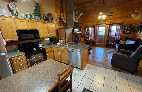 Notch Estates Cabin | 2 bed Log Cabin, w/2 Jacuzzi, 1 mi to SDC, pool, nature trails, private lake