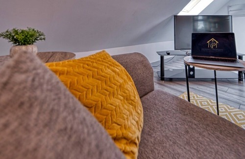 Marston Green Apartment | 2-Bed Near Airport & NEC|Parking