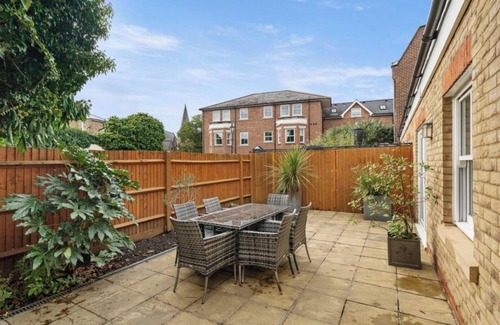 West Molesey Apartment | 2 Bed Oasis Apartment & Garden