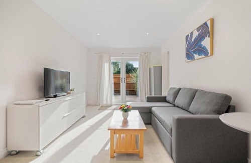 West Molesey Apartment | 2 Bed Oasis Apartment & Garden