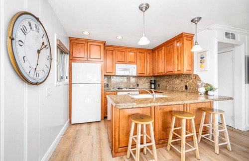 Santa Ana Heights House | 2 Bed Oceanfront w/patio on the Sand in Quiet West Newport