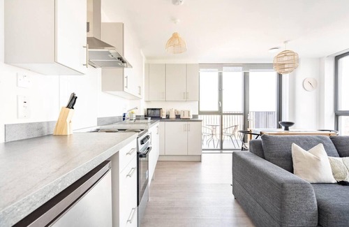 Barking Apartment | 2 Bed Penthouse - Balcony - Smoking - Parking