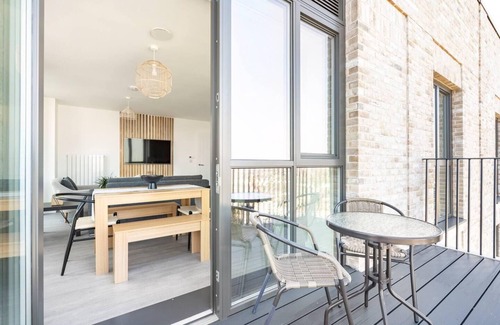Barking Apartment | 2 Bed Penthouse - Balcony - Smoking - Parking
