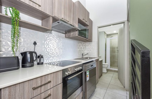 Parkwood Apartment | 2 Bed Penthouse | Perfectly located by Rosebank