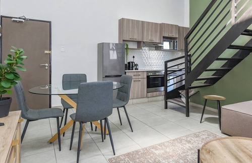 Parkwood Apartment | 2 Bed Penthouse | Perfectly located by Rosebank