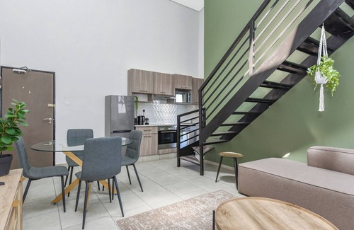 Parkwood Apartment | 2 Bed Penthouse | Perfectly located by Rosebank