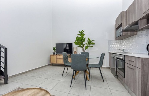 Parkwood Apartment | 2 Bed Penthouse | Pool and Gym