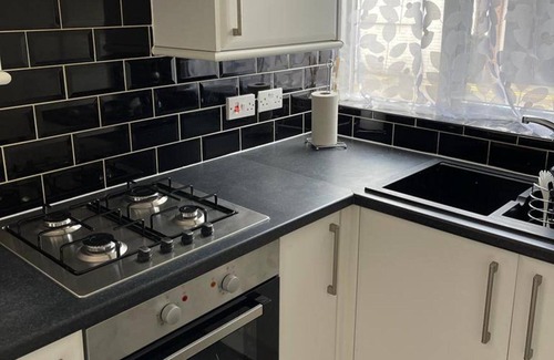 Eastbourne City Centre Apartment | 2-bed, Sleeps 4, Free Parking, Pets Allowed