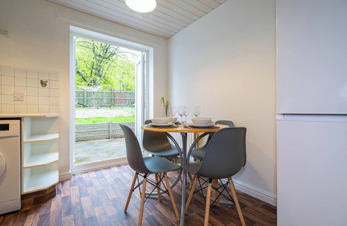 Birmingham House | 2 Bed-sleeps 4-private Garden- Free Parking