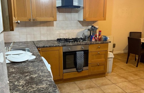 London Borough of Hounslow Apartment | 2 Bed-sleeps 4-private Patio-pets-near Heathrow