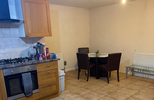 London Borough of Hounslow Apartment | 2 Bed-sleeps 4-private Patio-pets-near Heathrow