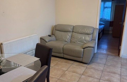 London Borough of Hounslow Apartment | 2 Bed-sleeps 4-private Patio-pets-near Heathrow