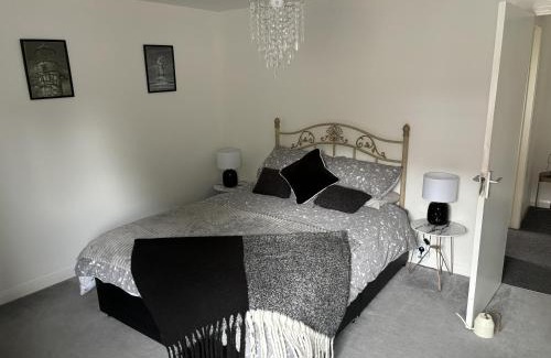 Llanelli Apartment | 2 Bed-Sleeps 4-Sea View-Pet Friendly-Parking