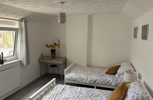 Llanelli Apartment | 2 Bed-Sleeps 4-Sea View-Pet Friendly-Parking